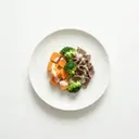 Süßkartoffeln und Broccoli gedünstet, mit gekochtem Rindfleisch und Grundsauce hell/weiß