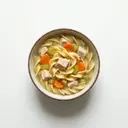 Suppe aus Eierteigwaren mit Hühnerfleisch