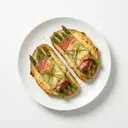 Toast mit Spargel, Lachsschinken und Käse, gebacken