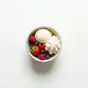 Vanillecremeeis mit Schlagsahne und Früchten (Konserve)