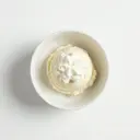 Vanillecremeeis mit Schlagsahne