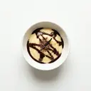 Vanilleflammeri/Vanillepudding (als Dessert) mit Schokoladensauce