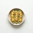 Zucchini mit Hirsefüllung und Käse überbacken