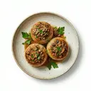 Zwiebeln gefüllt mit Champignons und Hackfleisch, geschmort