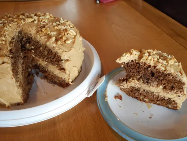 Foto von Englischer Kaffee-Walnuss-Kuchen – fertig angerichtet