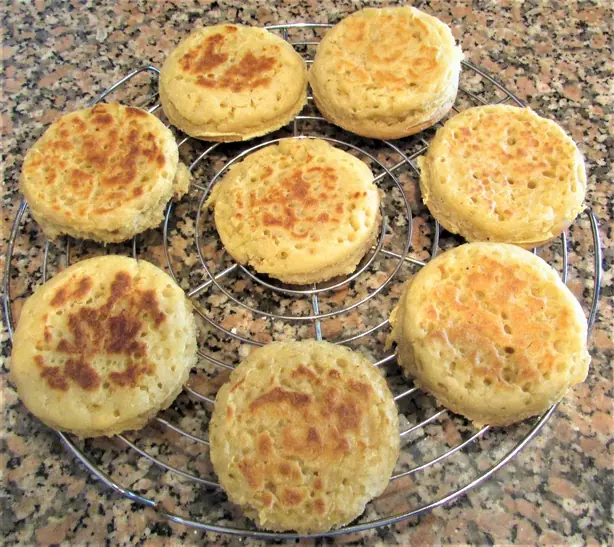 Foto von Englische Crumpets klassisch (2) – fertig angerichtet
