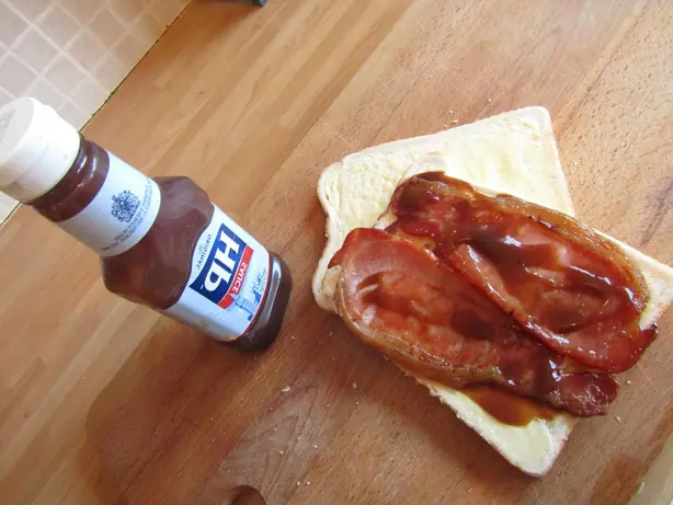 Foto von Britische Brown Sauce hausgemacht – fertig angerichtet