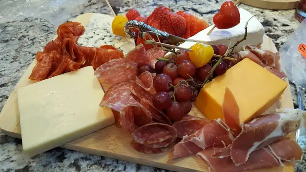 Foto von Französische Charcuterie-Platte – fertig angerichtet