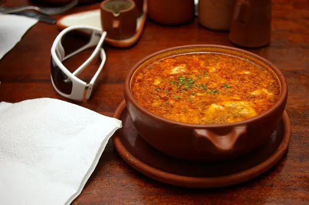 Foto von Österr. Knoblauchcremesuppe klassisch – fertig angerichtet