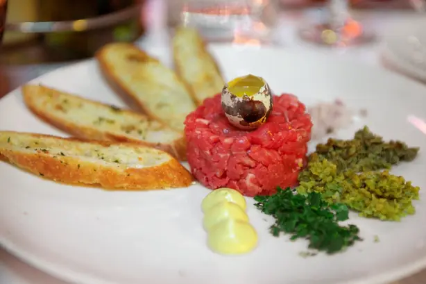 Foto von Französisches Steak Tartare klassisch – fertig angerichtet
