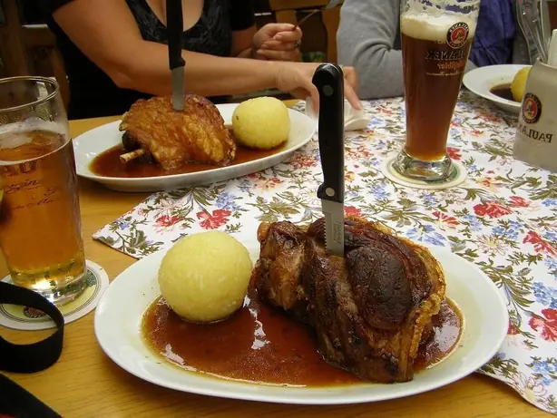 Foto von Klassische Deutsche Kartoffelklöße (4) – fertig angerichtet