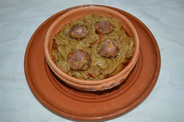 Foto von Serbischer Podvarak Klassisch – fertig angerichtet