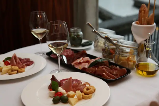 Foto von Klassisches Antipasto – fertig angerichtet