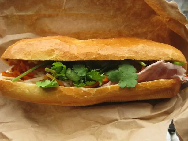 Foto von Vietnamesisches Bánh Mì Sandwich – fertig angerichtet
