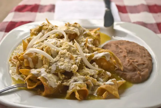 Foto von Mexikanische Chilaquiles Rojos – fertig angerichtet