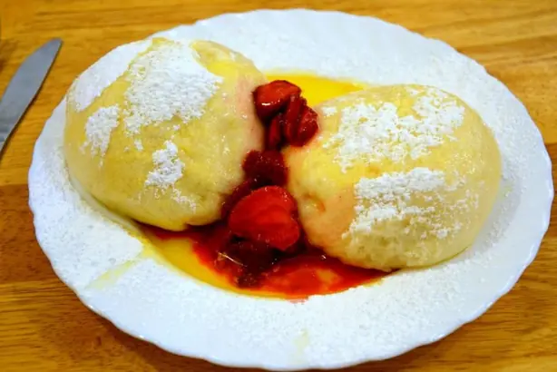 Foto von Klassische Bayerische Dampfnudeln (3) – fertig angerichtet