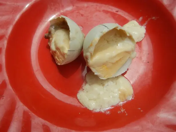 Foto von Philippinisches Balut mit Essig – fertig angerichtet