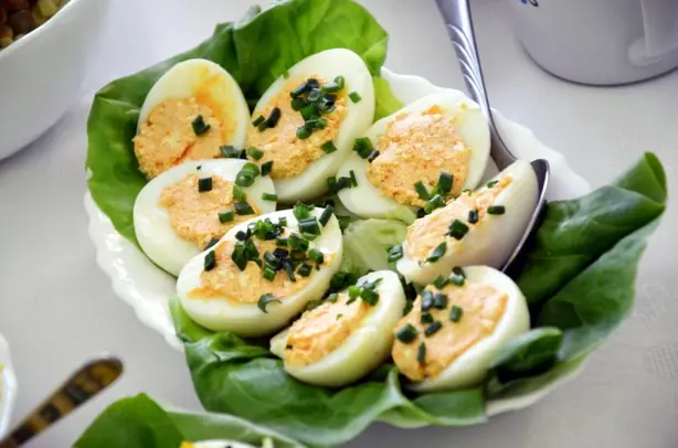 Foto von Klassische Amerikanische Deviled Eggs – fertig angerichtet