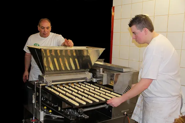 Foto von Französische Éclairs Klassisch – fertig angerichtet