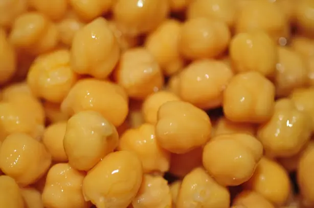 Foto von Kichererbsensalat mit Ziegenkäse – fertig angerichtet