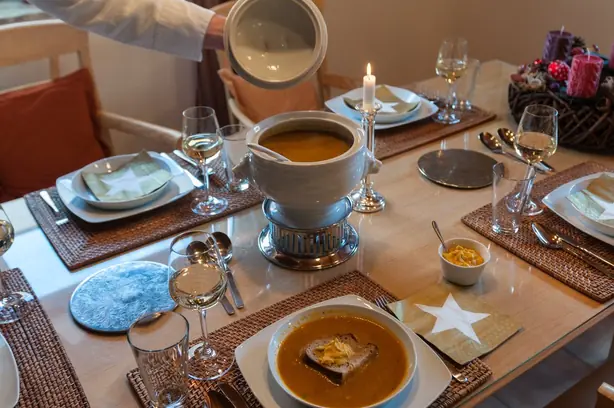 Foto von Marseiller Bouillabaisse mit Rouille – fertig angerichtet