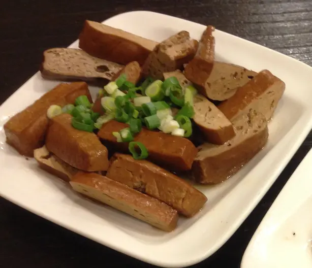 Foto von Chinesischer Fünf-Gewürze-Tofu Dougan – fertig angerichtet