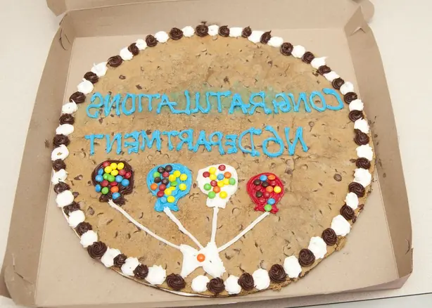 Foto von Klassischer Chocolate Chip Cookie Cake – fertig angerichtet