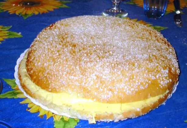 Foto von Französische Brioche mit Eierwäsche – fertig angerichtet