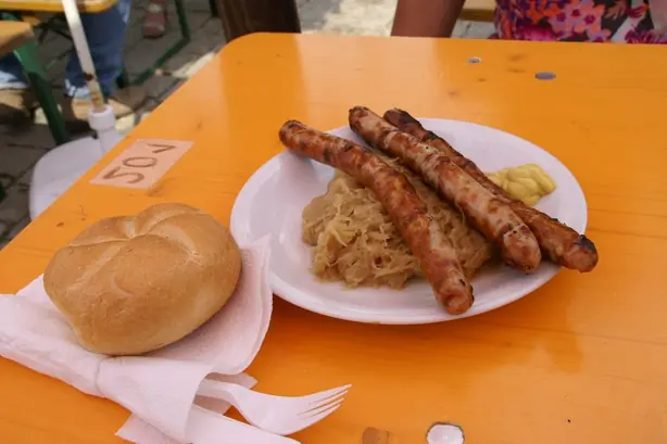 Foto von Nürnberger Rostbratwürste klassisch – fertig angerichtet