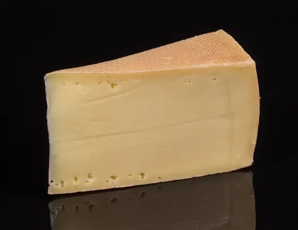 Foto von Klassische Schweizer Älplermagronen – fertig angerichtet