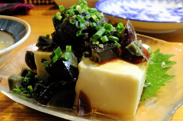 Foto von Tausendjährige Eier mit Seidentofu – fertig angerichtet