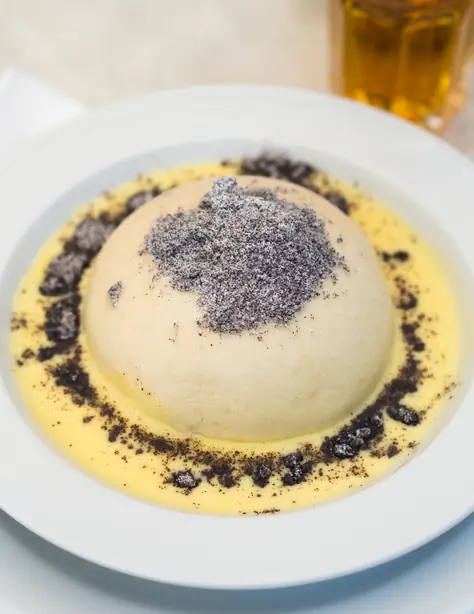 Foto von Klassische Österreichische Germknödel – fertig angerichtet