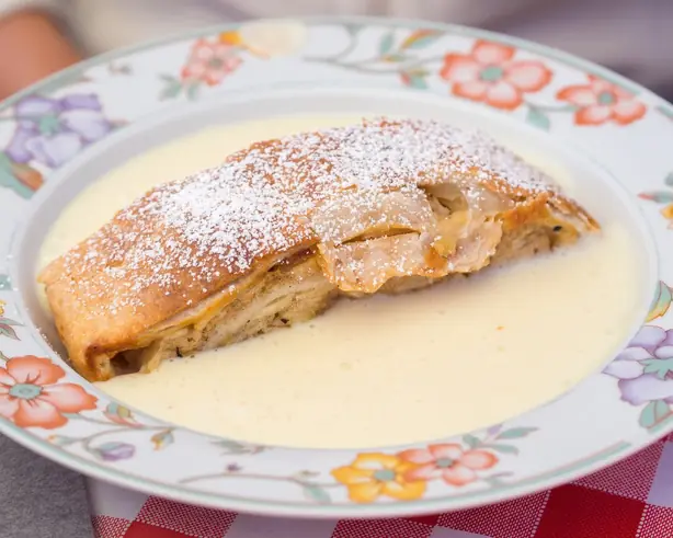 Foto von Wiener Apfelstrudel klassisch – fertig angerichtet