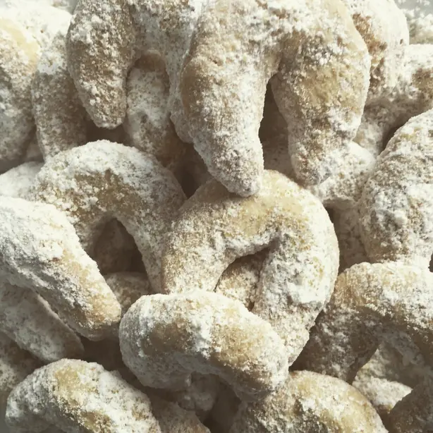 Foto von Österreichische Vanillekipferl klassisch (2) – fertig angerichtet