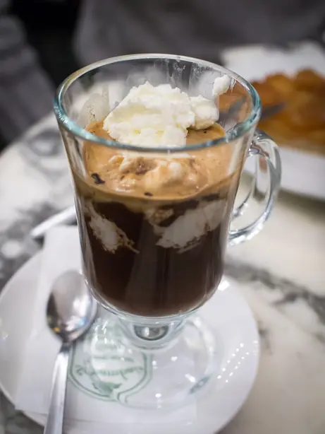 Foto von Turiner Bicerin mit Espresso & Schokolade – fertig angerichtet
