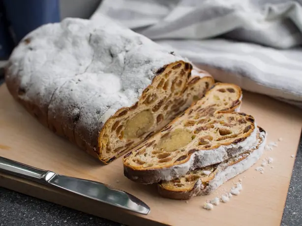 Foto von Klassisches Deutsches Osterbrot – fertig angerichtet