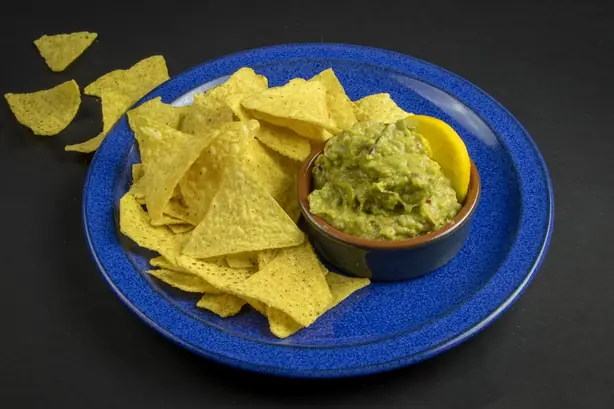 Foto von Klassische Mexikanische Guacamole (2) – fertig angerichtet