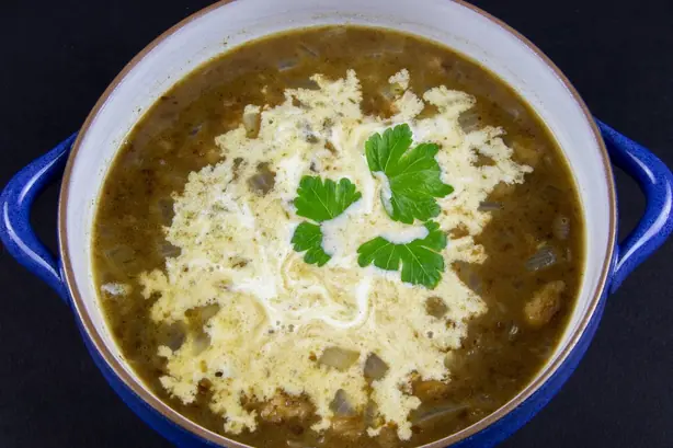 Foto von Westfälische Pumpernickelsuppe klassisch – fertig angerichtet