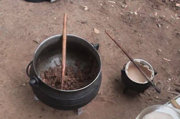 Foto von Botswanisches Seswaa (gekochtes zerstampftes Fleisch) – fertig angerichtet