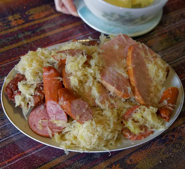 Foto von Elsässer Choucroute garnie klassisch (2) – fertig angerichtet