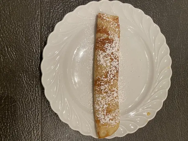 Foto von Klassische Wiener Palatschinken – fertig angerichtet