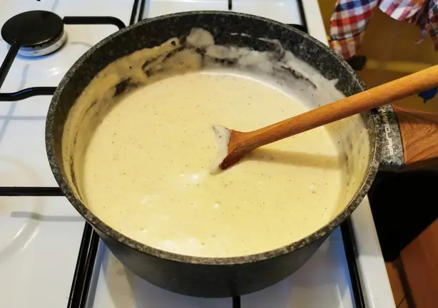 Foto von Französische Béchamel-Sauce klassisch – fertig angerichtet