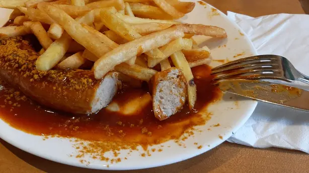 Foto von Klassische Berliner Currywurst – fertig angerichtet