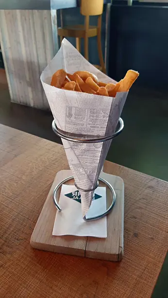 Foto von Klassische Belgische Pommes frites (2) – fertig angerichtet