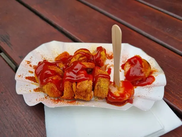 Foto von Klassische Berliner Currywurst – fertig angerichtet