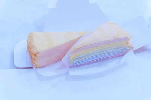 202412 彩虹千層蛋糕與草莓奶油千層蛋糕(Photo by Junyu-K) – Foto: Junyu-K (CC BY-SA 4.0)