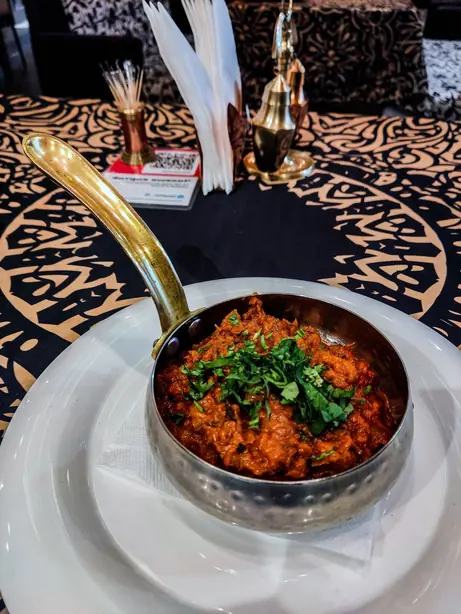 Foto von Indisches Baingan Bharta mit Rauchnote – fertig angerichtet