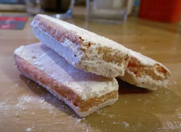 Foto von Französische Rosabiskuits aus Reims – fertig angerichtet