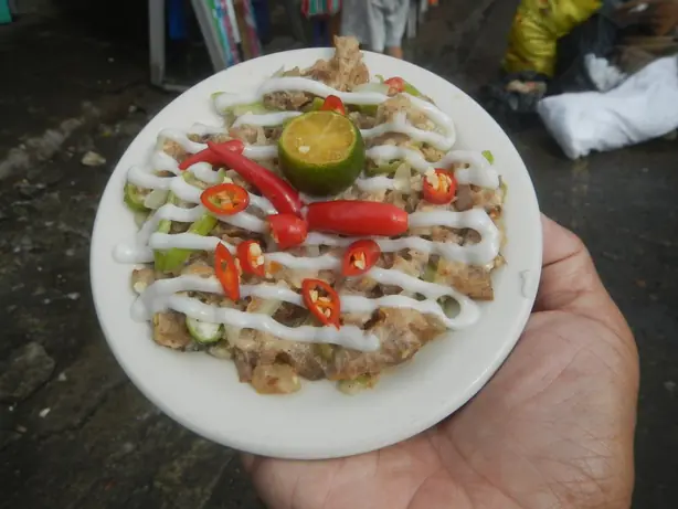 Foto von Philippinisches Dinakdakan Klassisch – fertig angerichtet