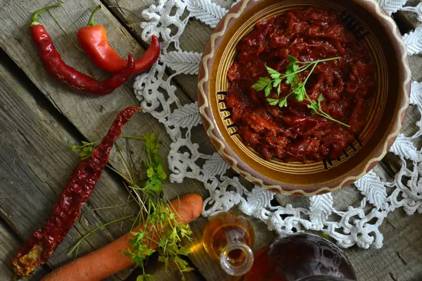 Foto von Klassische Bulgarische Ljutenica – fertig angerichtet